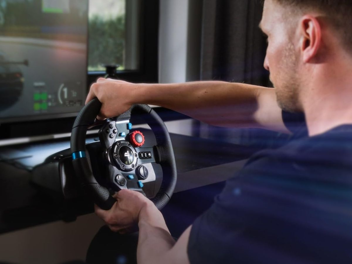 persona che sta usando il volante Logitech G G29 Driving Force