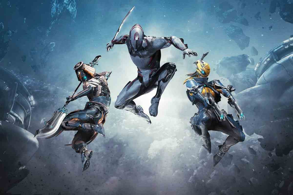 tre samurai con tute mettaliche che saltano