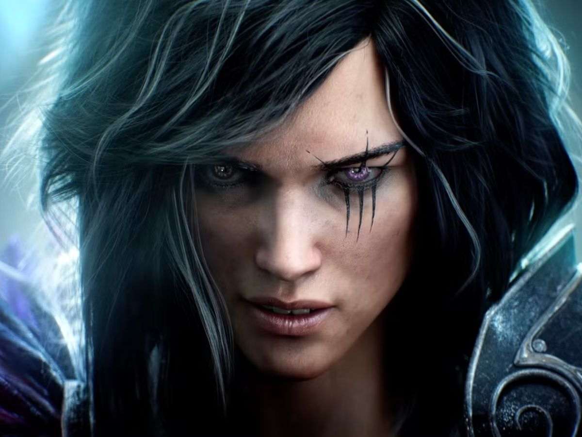 donna con capelli neri, occhi viola, segni tipo graffi sull'occhio