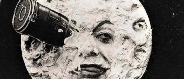 luna con viso umano con razzo pantato nell'occhio