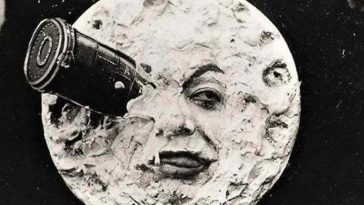 luna con viso umano con razzo pantato nell'occhio