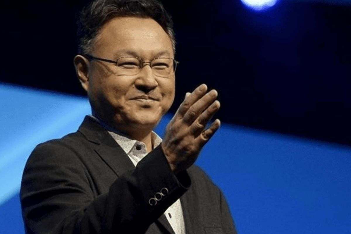 Shuhei Yoshida con mano alzata