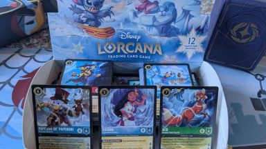 Box di carte di lorcana Incanto d'inverno con 3 leggendarie in primo piano