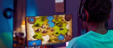 ragazzo che gioca ad un videogioco