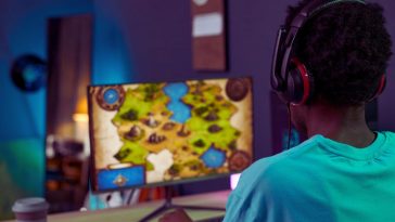 ragazzo che gioca ad un videogioco