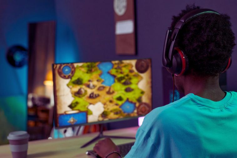 ragazzo che gioca ad un videogioco