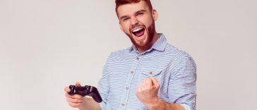 uomo felice con controller in mano