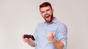 uomo felice con controller in mano