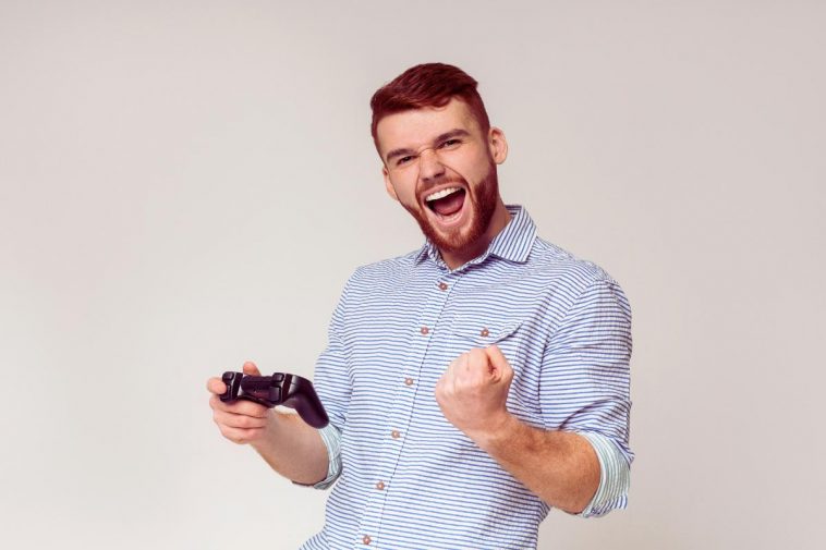 uomo felice con controller in mano