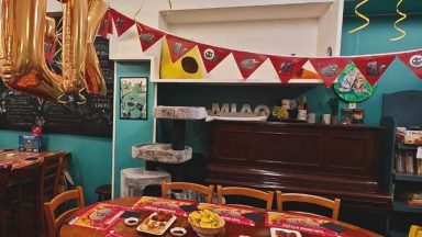 Locale allestito per il decimo anniversario di Exploding Kittens