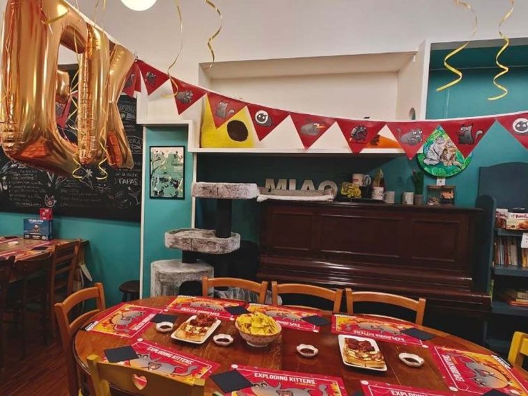 Locale allestito per il decimo anniversario di Exploding Kittens